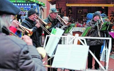 Festliche Stimmung im Hüttendorf