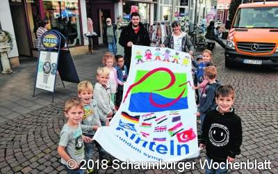 Fahne zum 7. Rintelner Weltkindertag gehisst