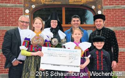 Trachtengruppe und das Dönerhaus spenden kräftig Scheck über 1200 Euro für Flüchtlingshilfe übergeben