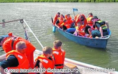 Kinder gehen auf lustige Bootstour