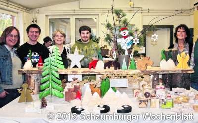 Kreative Holzarbeiten locken beim integra-Basar