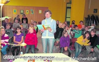 Autorin Ulrieke Ruwisch liest in der Schule vor