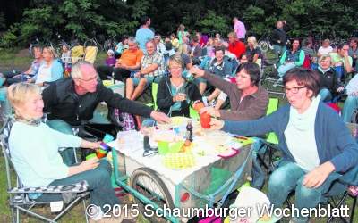 Super gefüllte Wiese, angenehmes Wetter und gut gelaunte Besucher