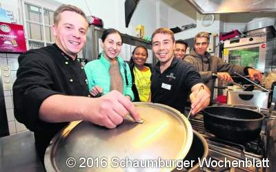 Flüchtlinge laden zum Essen im 