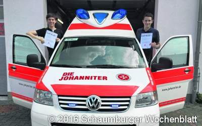 ﻿Zwei Johanniter-Helfer bestehen ihre Prüfung