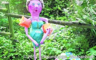 Figuren verstecken sich hinter Hecken