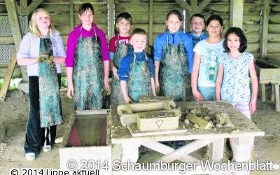 Kinder formen ihre eigenen Backsteine