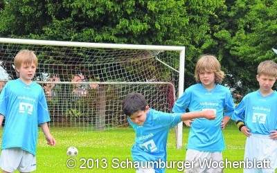 Dribbeln, passen, flanken, köpfen und schießen