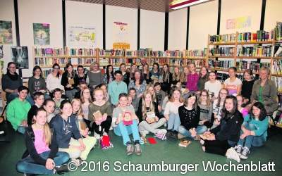 Schüler gestalten Umschlag für Bücher