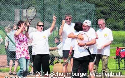 Tänzer und Wanderer auf dem Tennis-Platz