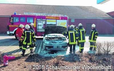 Autobrand auf Parkplatz in der Industriestraße beschäftigt Feuerwehr