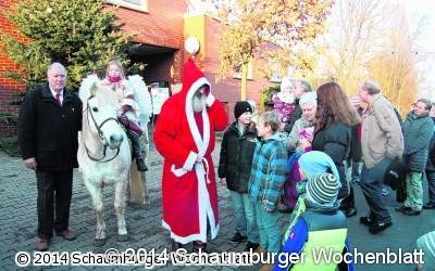 Weihnachtsmann kommt mit Pferd und Engel