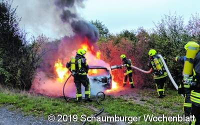 Eine tote Person in einem ausgebrannten Auto entdeckt