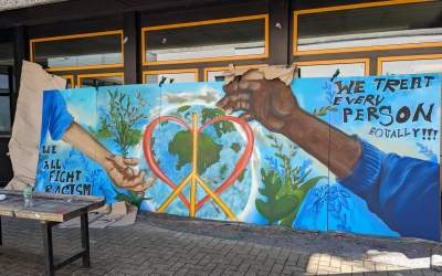 Graffiti-Projekt auf ernstem Hintergrund