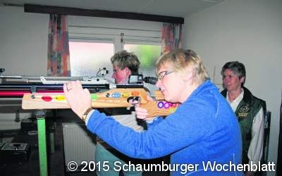 Damen legen Gewehr an