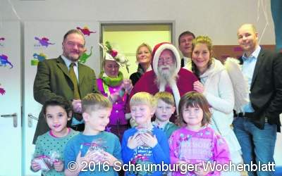 Weihnachtsmann und Entourage überraschen die Lebenshilfe