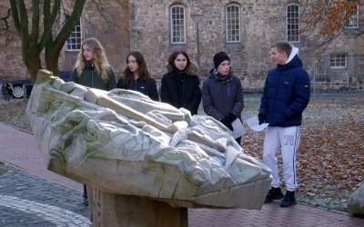 Zwanzig Jahre Mahnmal vor der Abtei