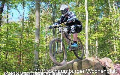 Mountainbiker starten ihre Tour durch den Bückeberg