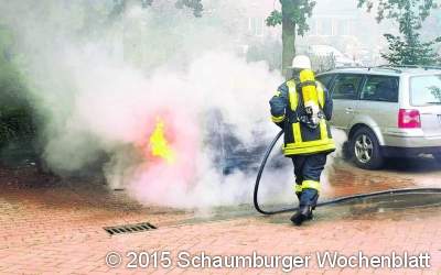 Feuerwehr löscht einen Pkw-Brand