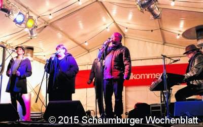 Stimmgewaltige Big Mama singt vor der Stadtkirche