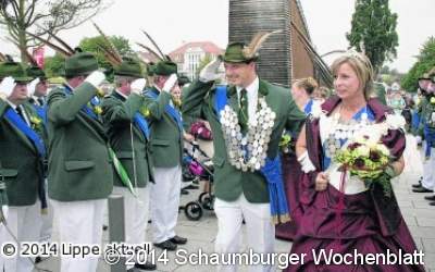 Flotte Marschmusik und farbenfrohe Aufmärsche