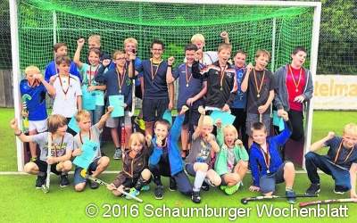 Gemeinsam mit Freunden Hockey spielen