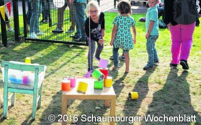 Zwergenburgkinder und Grashüpfer feiern den Herbst
