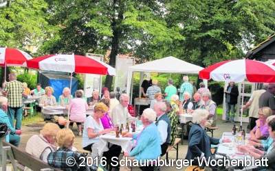 Salate, Steaks und Würstchen