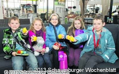 Kinder machen sich auf zur Ostereiersuche bei Hellweg
