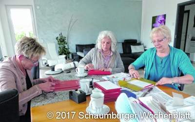Drei Frauen basteln am Ferienprogramm