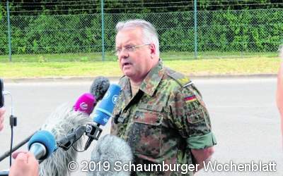 Hubschrauber stürzt auf Acker