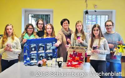 Zwei prall gefüllte Kalender stehen im Advent zur Verlosung