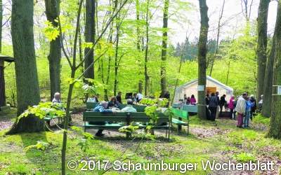 Viele Leute wollen ins Schloss und in den Berg