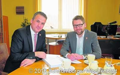 Das große Thema der Kinderbetreuung: Wie der Bedarf gedeckt werden soll Ein Blick auf den Ist-Stand und die Zukunftspläne der Samtgemeinde bei den Betreuungs- und Krippenplätzen SAMTGEMEINDE NENNDORF (jl). Im Gegensatz zum allgemeinen Abwärtstrend wächst Nenndorf. 30 Anmeldungen für Unterdreijährige in Warteschleife, kaum ein freier Platz im Kindergarten und 17 unerfüllte Hortanfragen – die derzeitige Situation in der Kinderbetreuung wirft Fragen auf. Das Schaumburger Wochenblatt schaute hinter die Zahlen und holte Samtgemeindebürgermeister Mike Schmidt sowie Amtsleiter André Lutz für ein Gespräch an den Tisch. Fazit: Die Samtgemeinde ist am Ball, die Aussicht besser als gedacht.