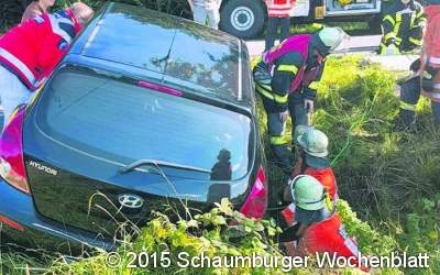 Auto landet im Straßengraben
