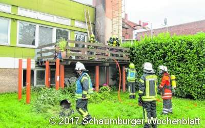 Feuer auf dem Balkon bedroht Wohnhaus