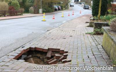 Wasserrohrbruch unterspült den Gehweg
