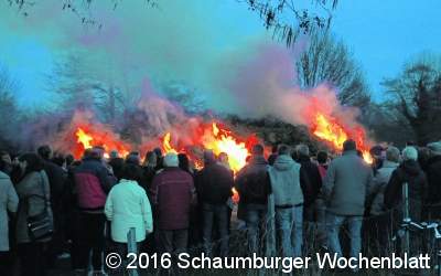 Brauchtumsfeuer ziehen zahlreiche Besucher an