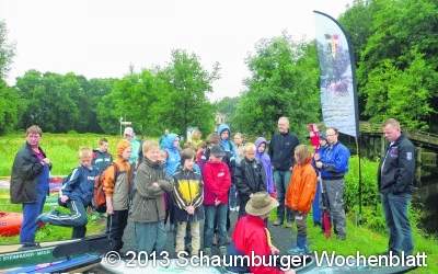 Kinder trotzen Wind und Regen