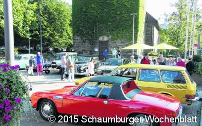 Frühstück mit Oldtimern vor der Stadtkirche