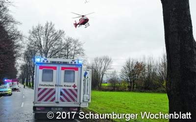 Trümmerteile vom Fahrzeug auf der Straße Schwerer Verkehrsunfall zwischen Lindhorst und Sachsenhagen
