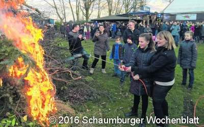 Osterfeuer verbindet Generationen