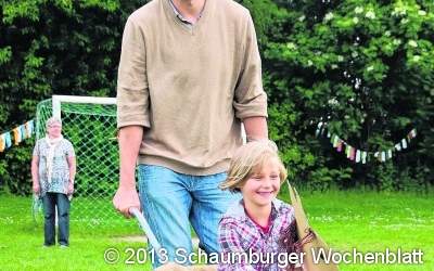 Hoch zu Ross lächelt die holde Maid dem Volk zu