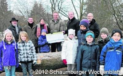 Jörg Farr überreicht Förderverein Preisgeld