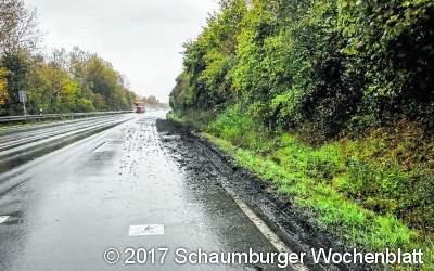 Lkw flüchtet nach Unfall und verschmutzt B 65
