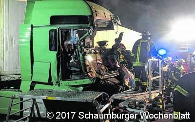 Die Feuerwehr rettet einen eingeklemmten Lkw-Fahrer