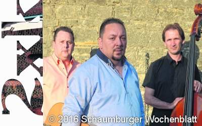 Mit Gitarre und Kontrabass