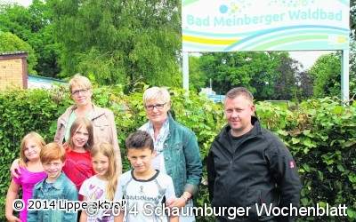 Schüler malen Freibad-Schild