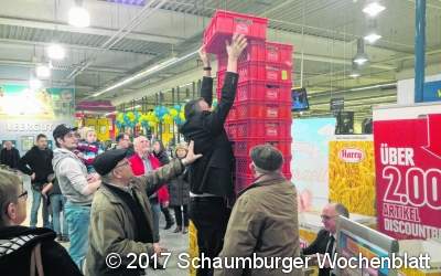 E-Center verschenkt Brot, Bälle und Bier