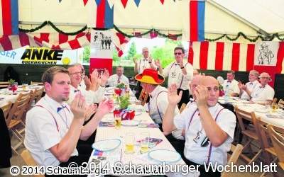 Männer tanzen Limbo